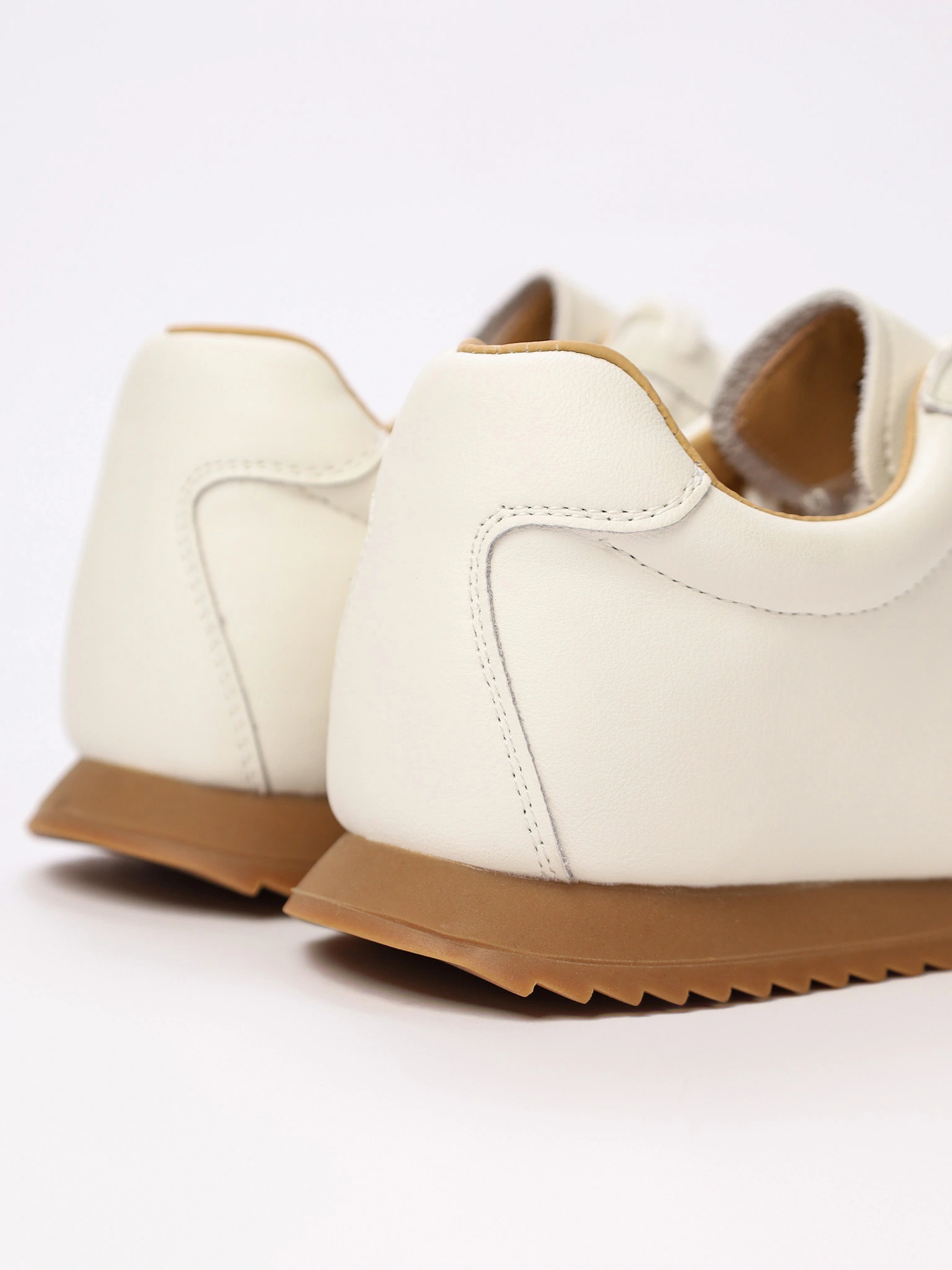 Кеды белого цвета на низкой подошве